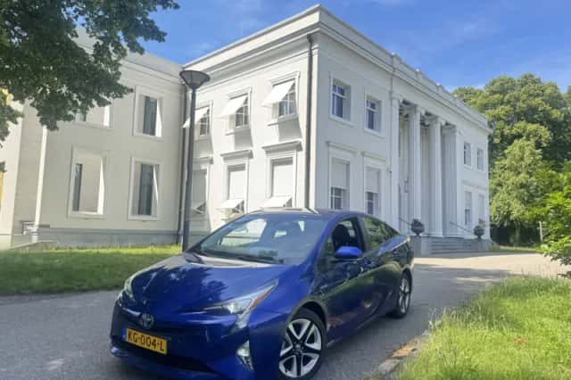 Toyota Prius (2016) thumbnail 2