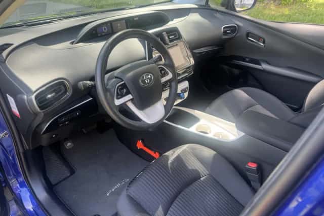 Toyota Prius (2016) thumbnail 3