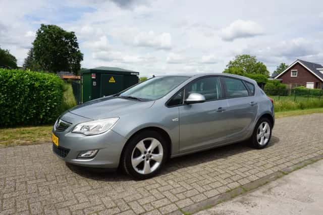 Opel Astra (2009) thumbnail 1