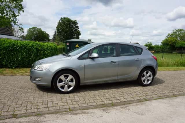 Opel Astra (2009) thumbnail 3