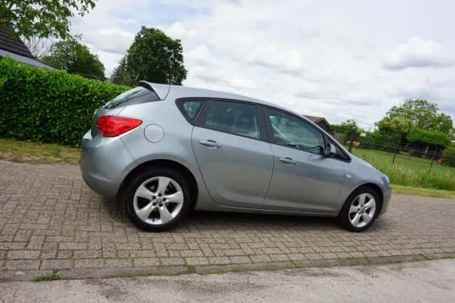 Opel Astra (2009) thumbnail 6