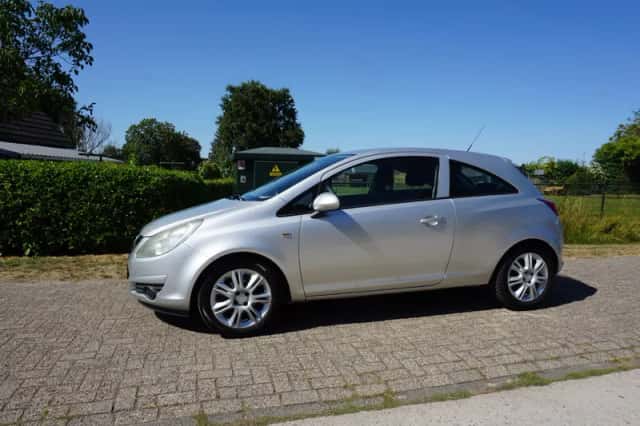 Opel Corsa (2008) thumbnail 3