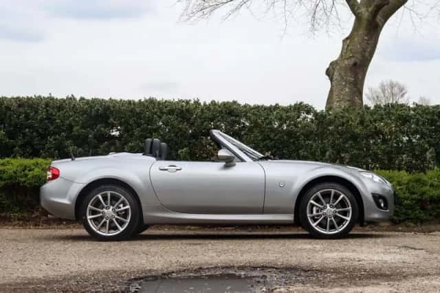 Mazda MX-5 (2011) thumbnail 4