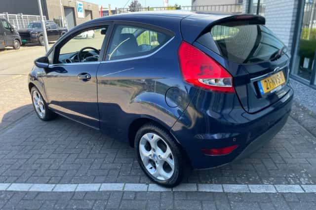 Ford Fiesta (2010) thumbnail 4