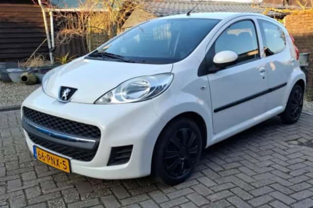 Peugeot 107 (2011) thumbnail 2