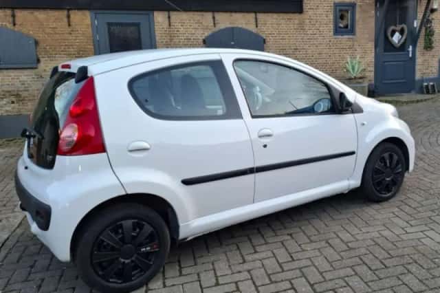 Peugeot 107 (2011) thumbnail 4