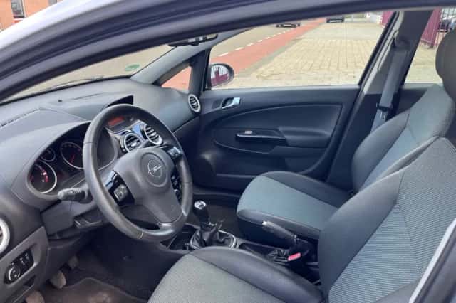 Opel Corsa (2010) thumbnail 2