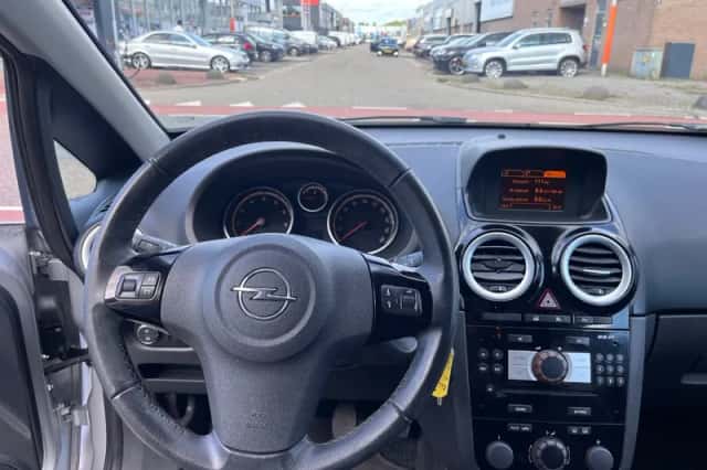 Opel Corsa (2010) thumbnail 3