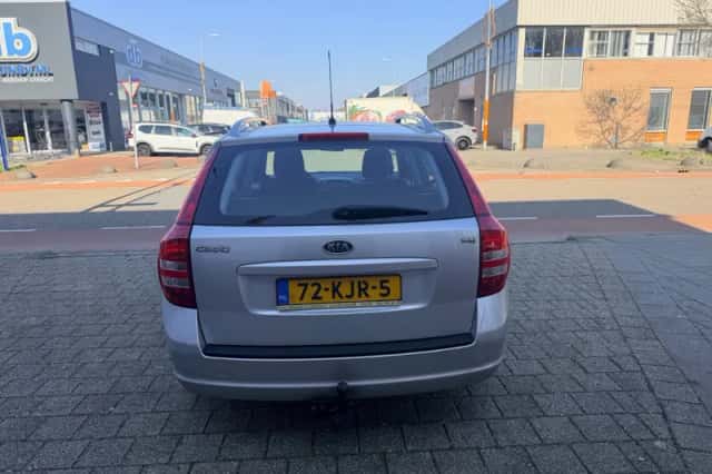 Kia Cee D (2009) thumbnail 2