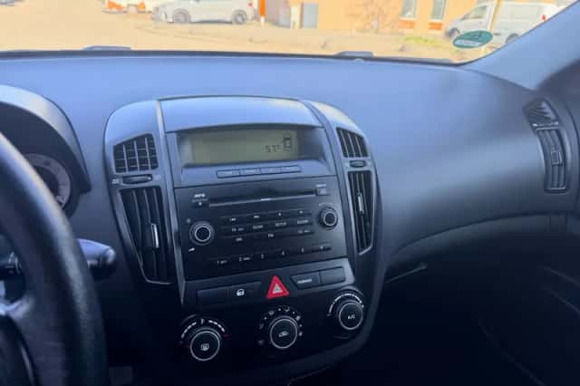 Kia Cee D (2009) thumbnail 3