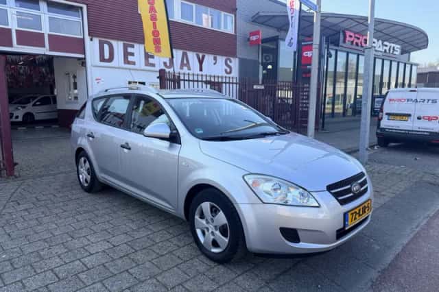 Kia Cee D (2009) thumbnail 4