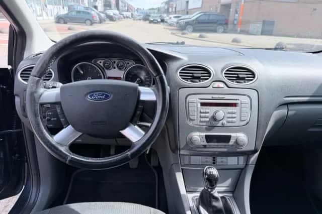 Ford Focus (2008) thumbnail 2