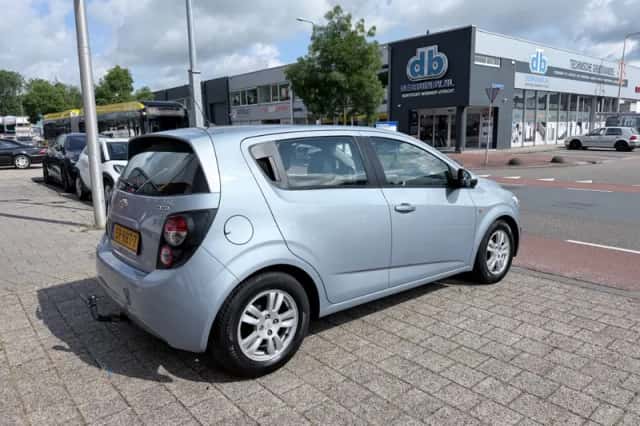 Chevrolet Aveo (2011) thumbnail 4