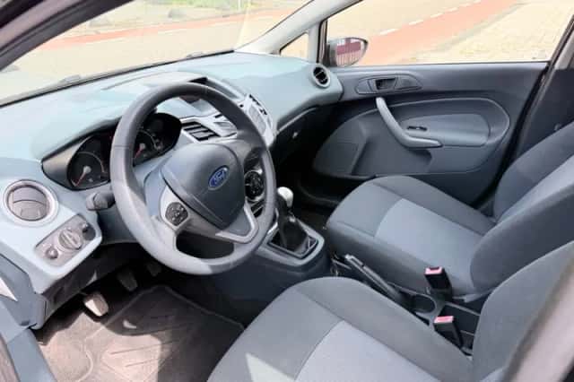 Ford Fiesta (2010) thumbnail 5