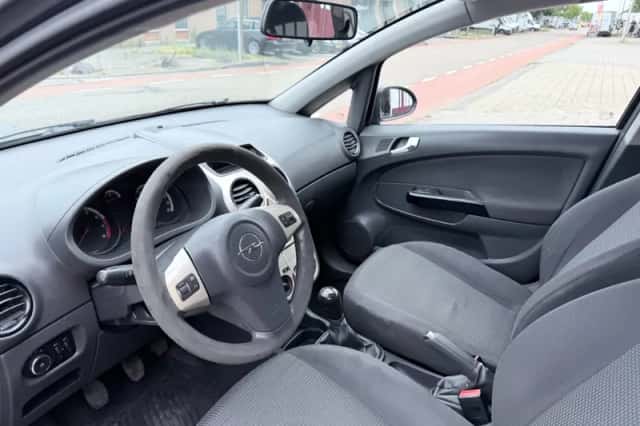 Opel Corsa (2010) thumbnail 2