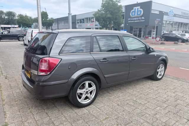 Opel Astra (2009) thumbnail 2