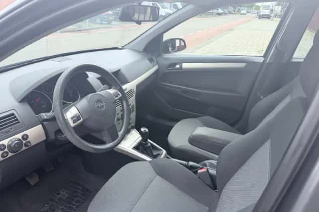 Opel Astra (2009) thumbnail 4