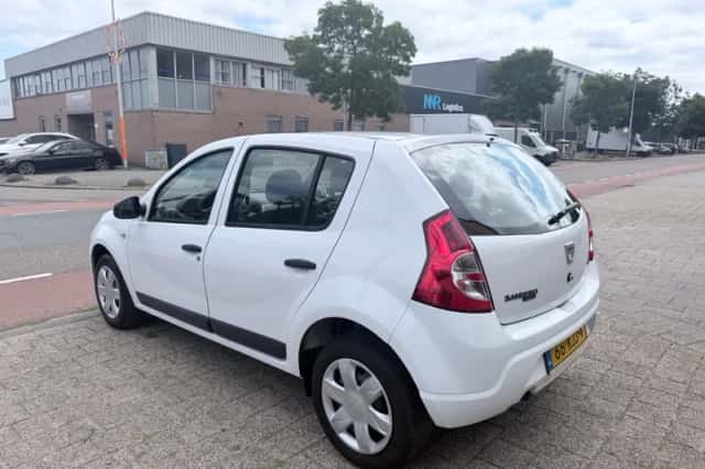 Dacia Sandero (2009) thumbnail 3