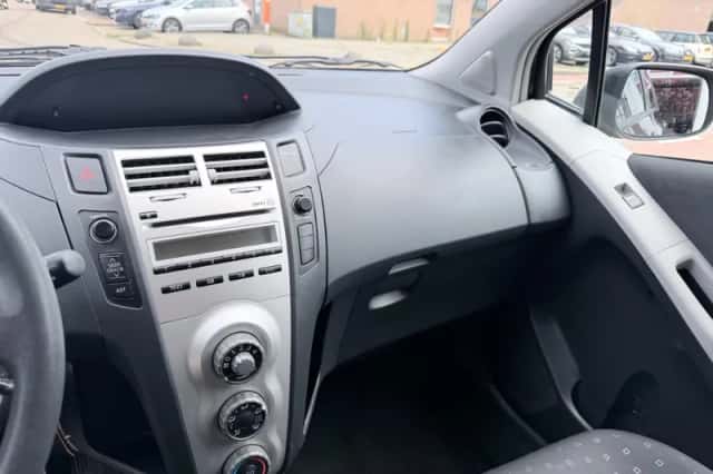 Toyota Yaris (2008) thumbnail 3