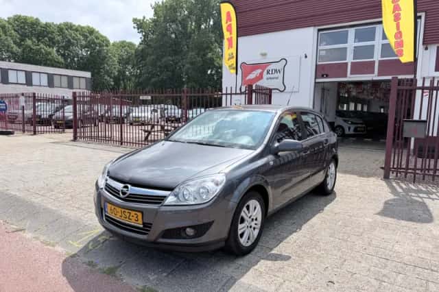 Opel Astra (2009) thumbnail 1
