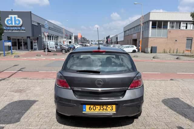 Opel Astra (2009) thumbnail 3