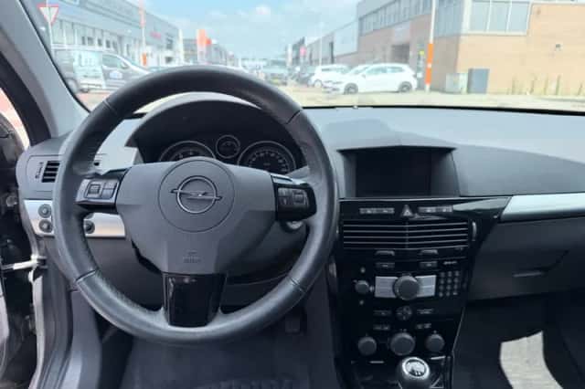 Opel Astra (2009) thumbnail 4