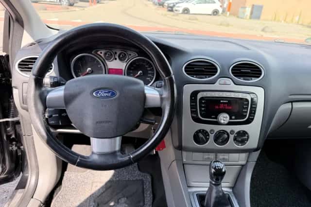 Ford Focus (2009) thumbnail 2