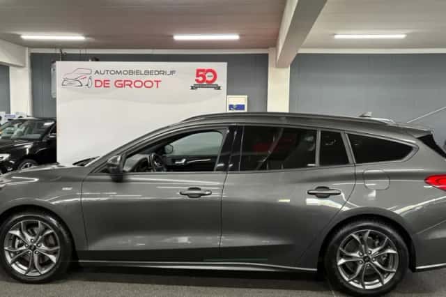 Ford Focus (2022) thumbnail 3