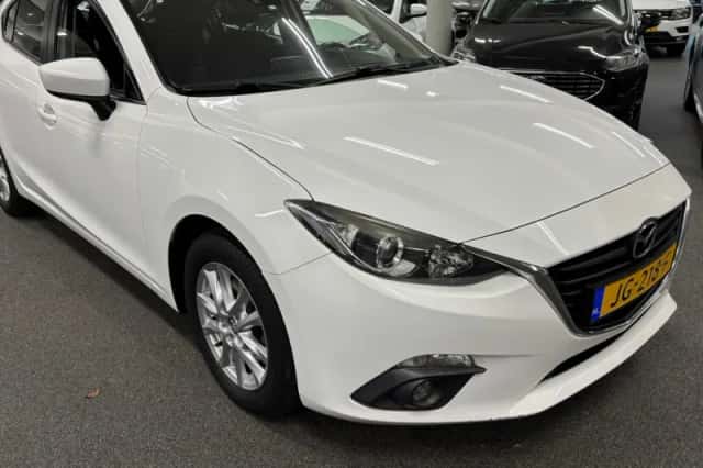 Mazda 3 (2016) thumbnail 4