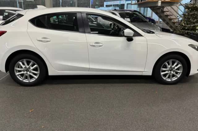 Mazda 3 (2016) thumbnail 5