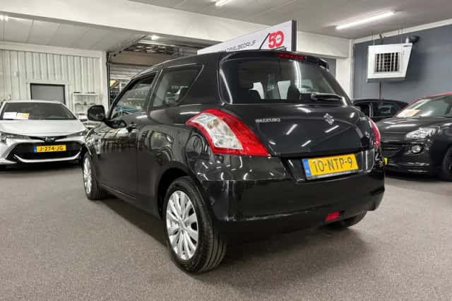 Suzuki Swift (2010) thumbnail 3