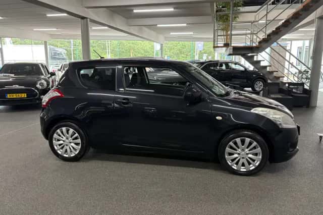 Suzuki Swift (2010) thumbnail 6