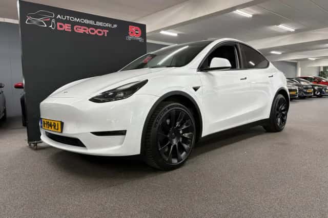 Tesla Model Y (2022) thumbnail 1