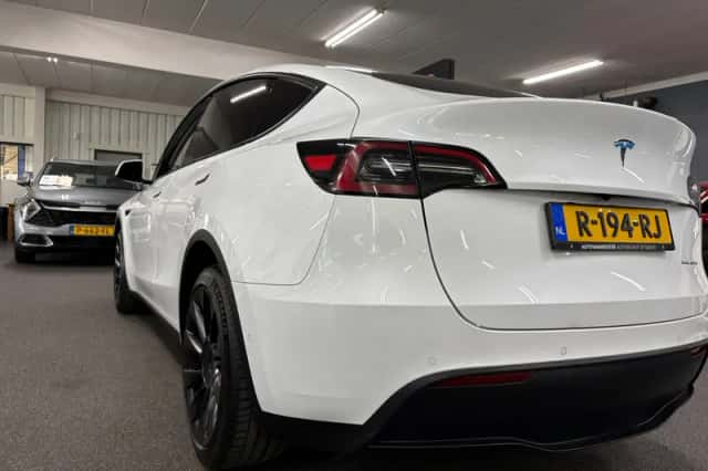 Tesla Model Y (2022) thumbnail 2