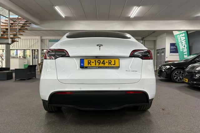 Tesla Model Y (2022) thumbnail 3