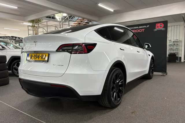 Tesla Model Y (2022) thumbnail 4