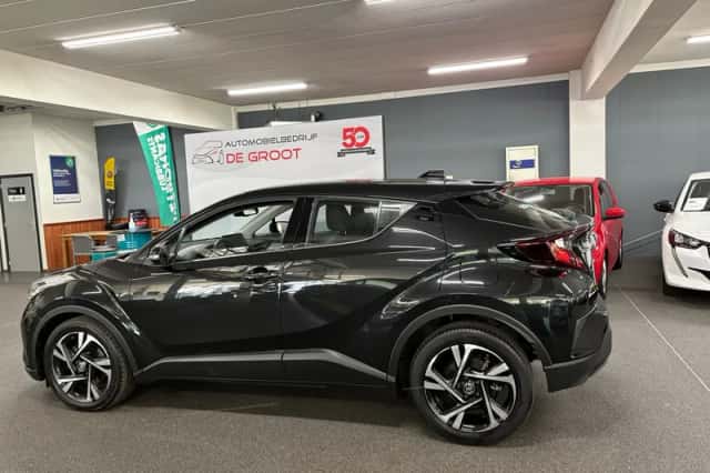 Toyota C-HR (2023) thumbnail 2