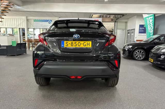 Toyota C-HR (2023) thumbnail 4