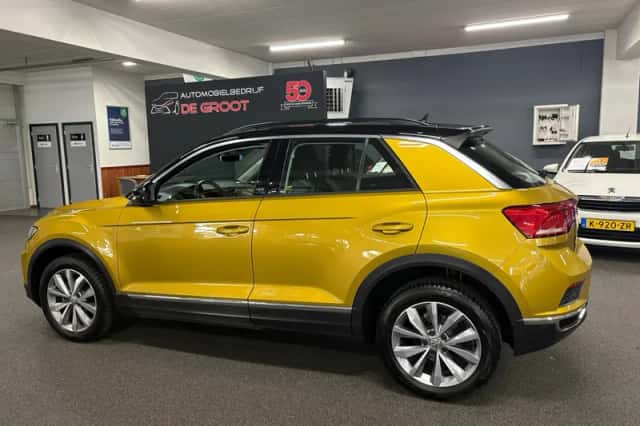 Volkswagen T-Roc (2019) thumbnail 2