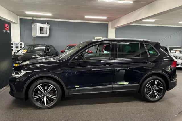 Volkswagen Tiguan (2021) thumbnail 3