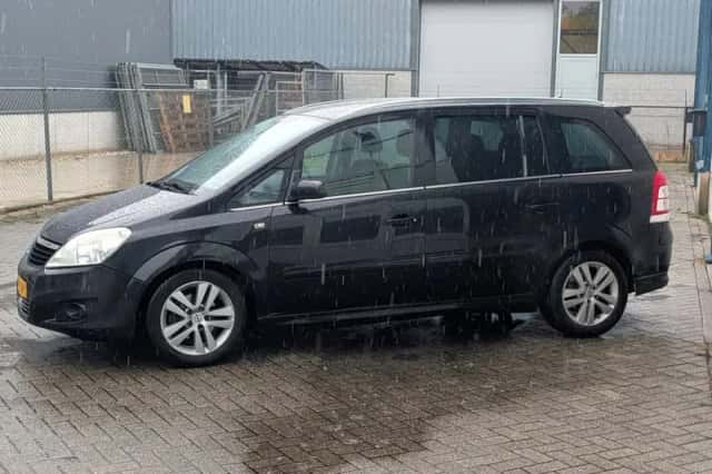 Opel Zafira (2008) thumbnail 5