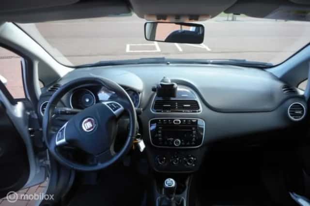 Fiat Punto (2016) thumbnail 2