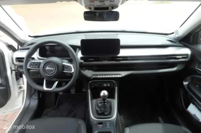Jeep Avenger (2024) thumbnail 3