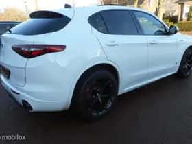 Alfa Romeo Stelvio (2020) thumbnail 5