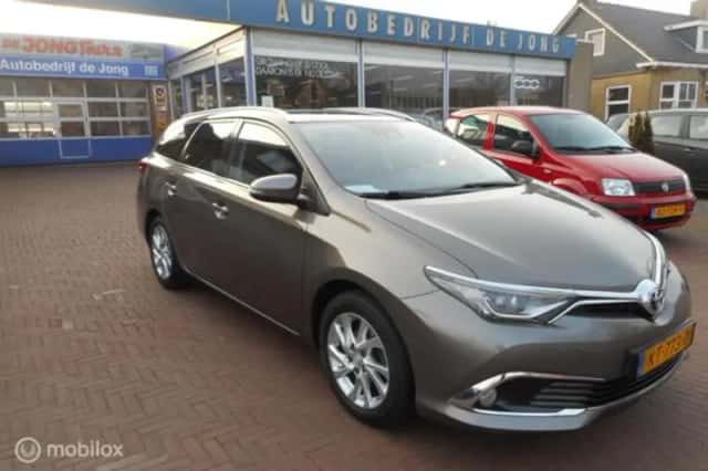 Toyota Auris (2017) thumbnail 1