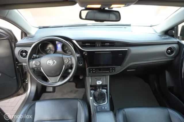 Toyota Auris (2017) thumbnail 2