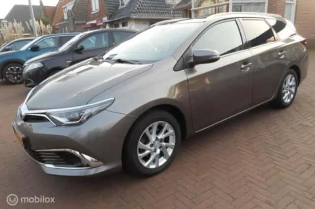 Toyota Auris (2017) thumbnail 3