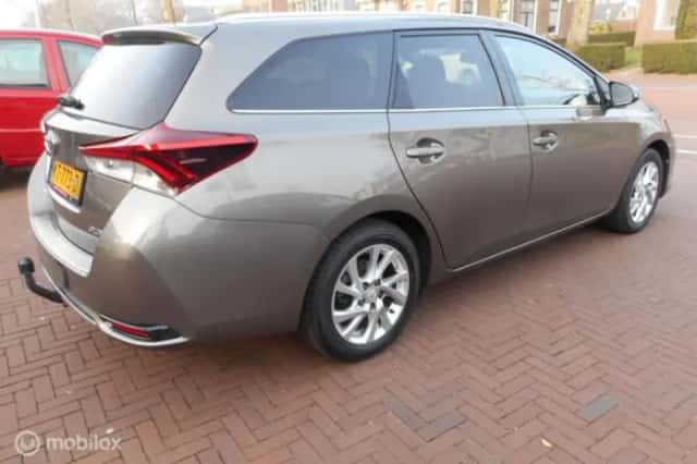 Toyota Auris (2017) thumbnail 4