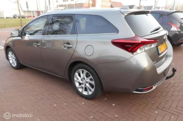 Toyota Auris (2017) thumbnail 5