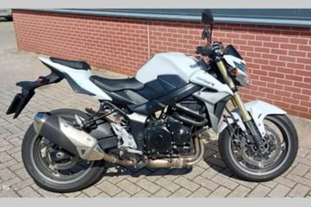 Suzuki GSR (2013) thumbnail 3
